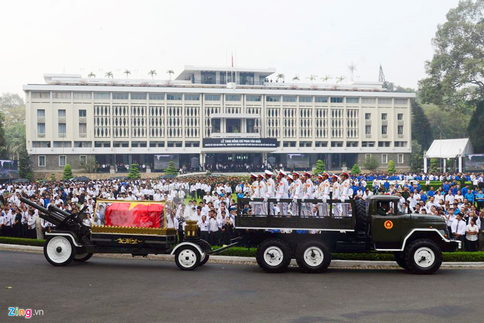 Người dân lập bàn thờ bên đường tiễn biệt ông Sáu Khải